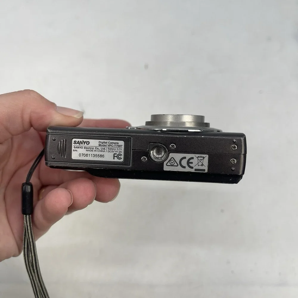 Sanyo VPC-T700 Digital Camera 7 MP W/ Battery No Charger Untested